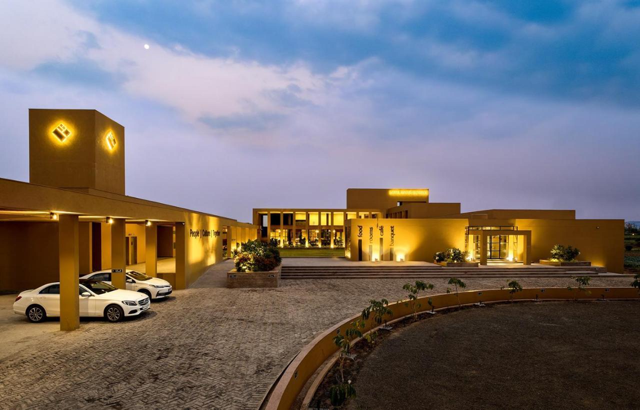 Hotel Mayur Express Sangamner Kültér fotó
