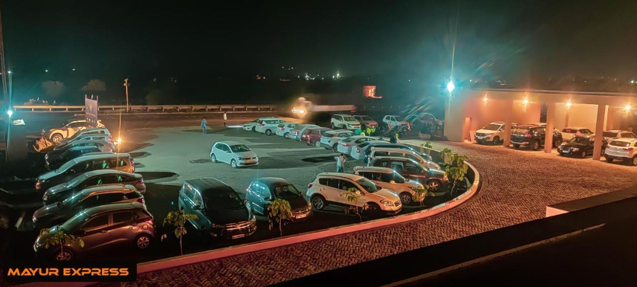 Hotel Mayur Express Sangamner Kültér fotó